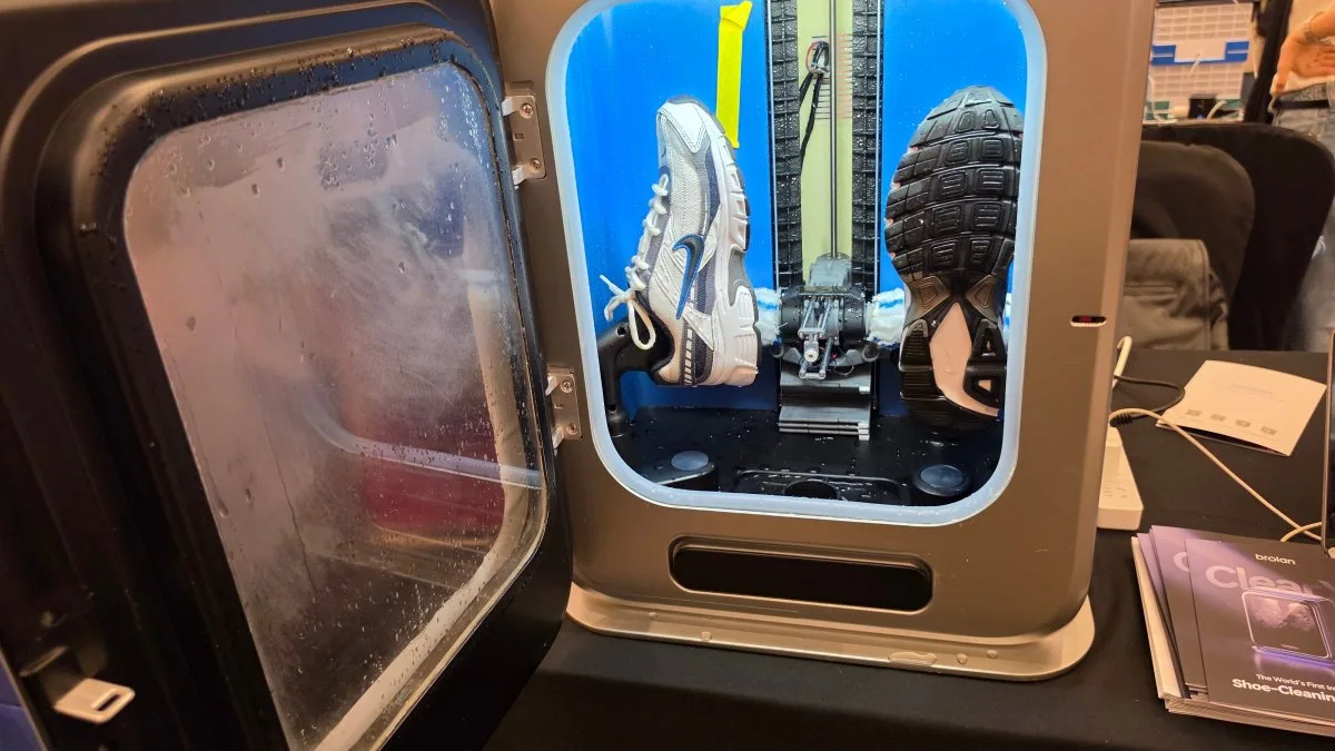 CETTE MACHINE LAVE, SÈCHE ET DÉSINFECTE VOS BASKETS