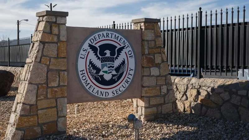DES CAS SOUVENT « ÉVITABLES »: LE TAUX DE SUICIDE CHEZ LES DÉTENUS DE L’ICE EN FORTE HAUSSE DEPUIS LE RETOUR AU POUVOIR DE DONALD TRUMP AUX ÉTATS-UNIS