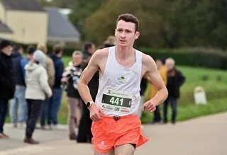 ATHLÉTISME. « ON N’EST PAS LÀ POUR SE FAIRE TAPER » : SÉBASTIEN NÉDÉLEC TROISIÈME À BLOIS APRÈS UNE COURSE MOUVEMENTÉE