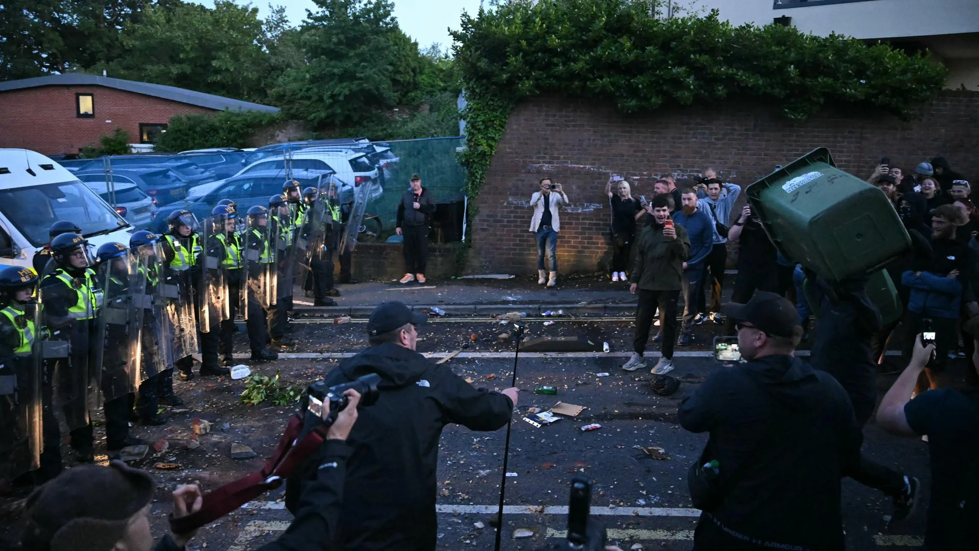 MEURTRE D’UN ÉTUDIANT EN ANGLETERRE : CE QUE L’ON SAIT DES VIOLENCES ENTRE MANIFESTANTS ET POLICE À SOUTHAMPTON