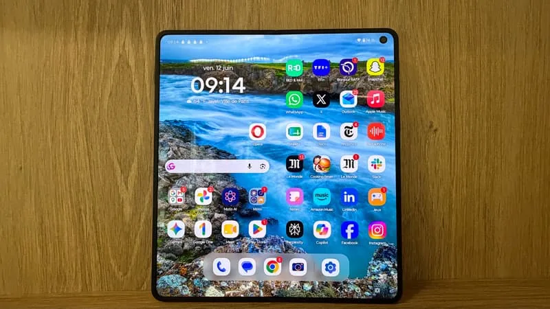 TEST DU MOTOROLA RAZR FOLD: CE SMARTPHONE DESIGN ET PLIANT A TOUT POUR FAIRE OUBLIER LE SAMSUNG GALAXY FOLD, ROI HISTORIQUE DU GENRE