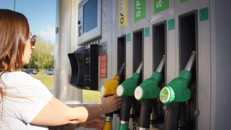 « UNE BONNE NOUVELLE POUR LES DÉPARTS EN VACANCES »: LE DIESEL EST REPASSÉ SOUS LES 2€, MAIS EST-CE QUE CELA VA DURER TOUT L’ÉTÉ?