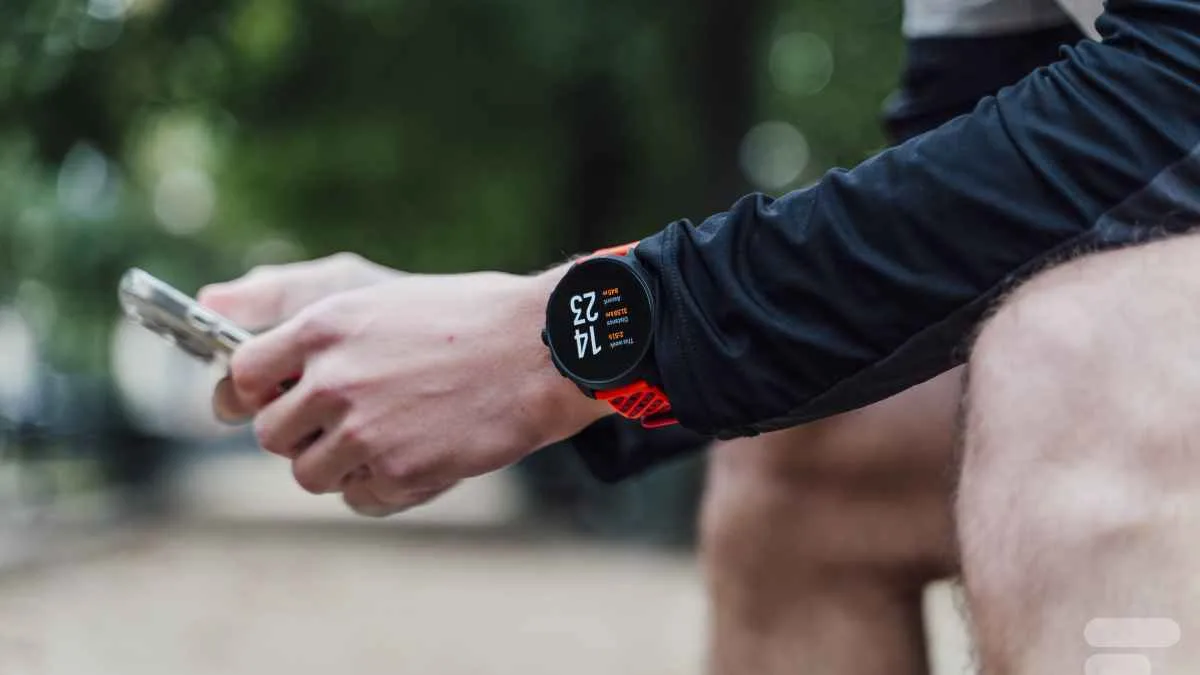 SUUNTO RACE 3 : UNE FUITE SUR GOOGLE RÉVÈLE LA MONTRE ET UN ABONNEMENT POUR L’IA