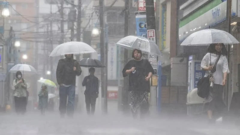ARBRES DÉRACINÉS, 370.000 HABITANTS ÉVACUÉS, ROUTES FERMÉES… LES IMAGES DE LA VIOLENTE TEMPÊTE TROPICALE QUI A FRAPPÉ L’EST DU JAPON