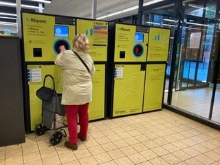 HONGRIE : À BUDAPEST, LA CONSIGNE DES BOUTEILLES RÉVÈLE UNE PAUVRETÉ LONGTEMPS INVISIBLE