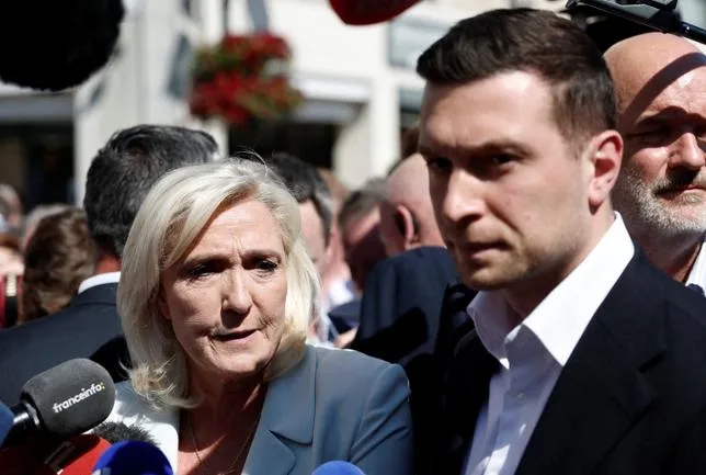 MARINE LE PEN CANDIDATE EN 2027 : EN ITALIE, “ON L’A PRESQUE PRIS AVEC DE L’IRONIE”