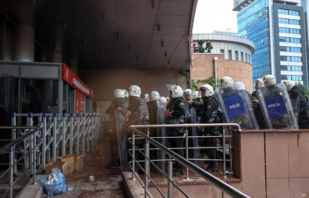 TURQUIE : LA POLICE DÉLOGE DE FORCE LE CHEF DU CHP, LE PARTI D’OPPOSITION