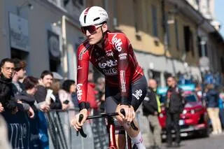 VIDÉO. CE CYCLISTE LÈVE LES BRAS SUR LA LIGNE D’ARRIVÉE, CHUTE ET GAGNE EN GLISSANT SA PREMIÈRE VICTOIRE EN CARRIÈRE !