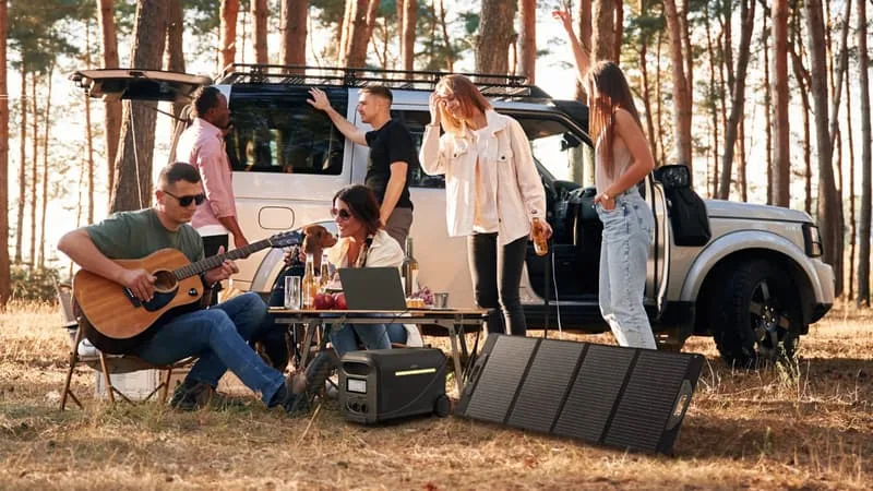 TRACKER, VIDÉOPROJECTEUR PORTABLE, LANTERNE DEUX-EN-UN, ROUTEUR MOBILE… NOTRE SÉLECTION D’OBJETS TECH UTILES POUR DES VACANCES PARFAITES, OU AU MOINS GEEKS