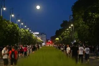 SACRE DU PSG EN LIGUE DES CHAMPIONS. DES INCIDENTS DÉPLORÉS À BUDAPEST, UN HOMME A SEMÉ LA PANIQUE AU MILIEU DE LA FOULE