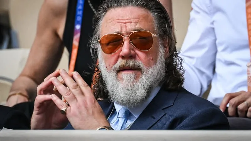 « TOUT LE MONDE A EU SON AUTOGRAPHE! »: LA MISE AU POINT DE RUSSELL CROWE SUR SON ATTITUDE JUGÉE AGRESSIVE FACE À DES FANS À PARIS