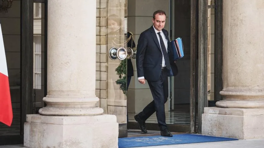 SÉBASTIEN LECORNU DONNE DE NOUVEAUX DEVOIRS DE VACANCES À MONIQUE BARBUT