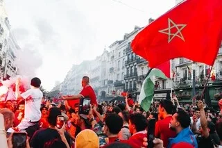 COUPE DU MONDE. UN DRAPEAU MAROCAIN BRÛLÉ PAR DES FANS ALGÉRIENS À AUBERVILLIERS… L’AMBASSADE DU MAROC PORTE PLAINTE