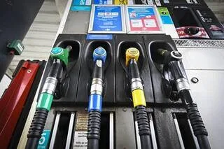 LE COURS DU PÉTROLE EST REVENU À SON NIVEAU D’AVANT LA GUERRE EN IRAN : MAIS QU’EN EST-IL DU PRIX DU CARBURANT ?