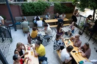 REPORTAGE. « LE CONFORT DE L’HÔTELLERIE ET LA CONVIVIALITÉ D’UNE AUBERGE DE JEUNESSE » : LES « HOSTELS » SE DÉVELOPPENT