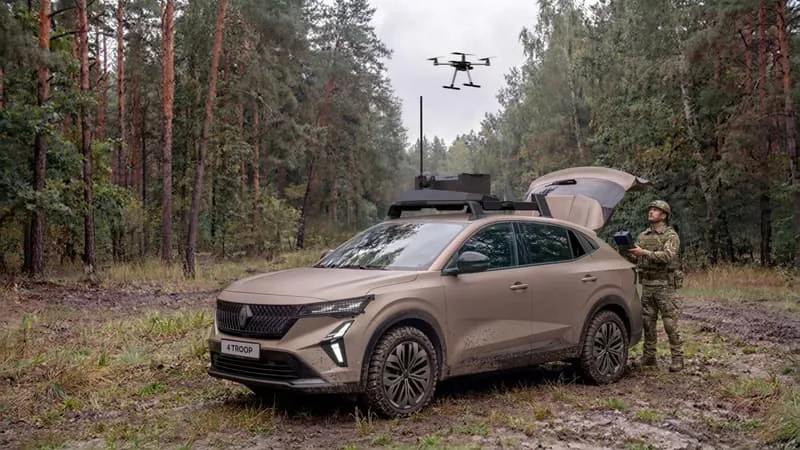 « UN POSTE DE COMMANDEMENT MOBILE »: RENAULT ET THALES DÉVOILENT 4 TROOP, UN NOUVEAU VÉHICULE MILITAIRE « AUGMENTÉ » CAPABLE DE « DÉPLOYER DES DRONES ET DES ROBOTS »
