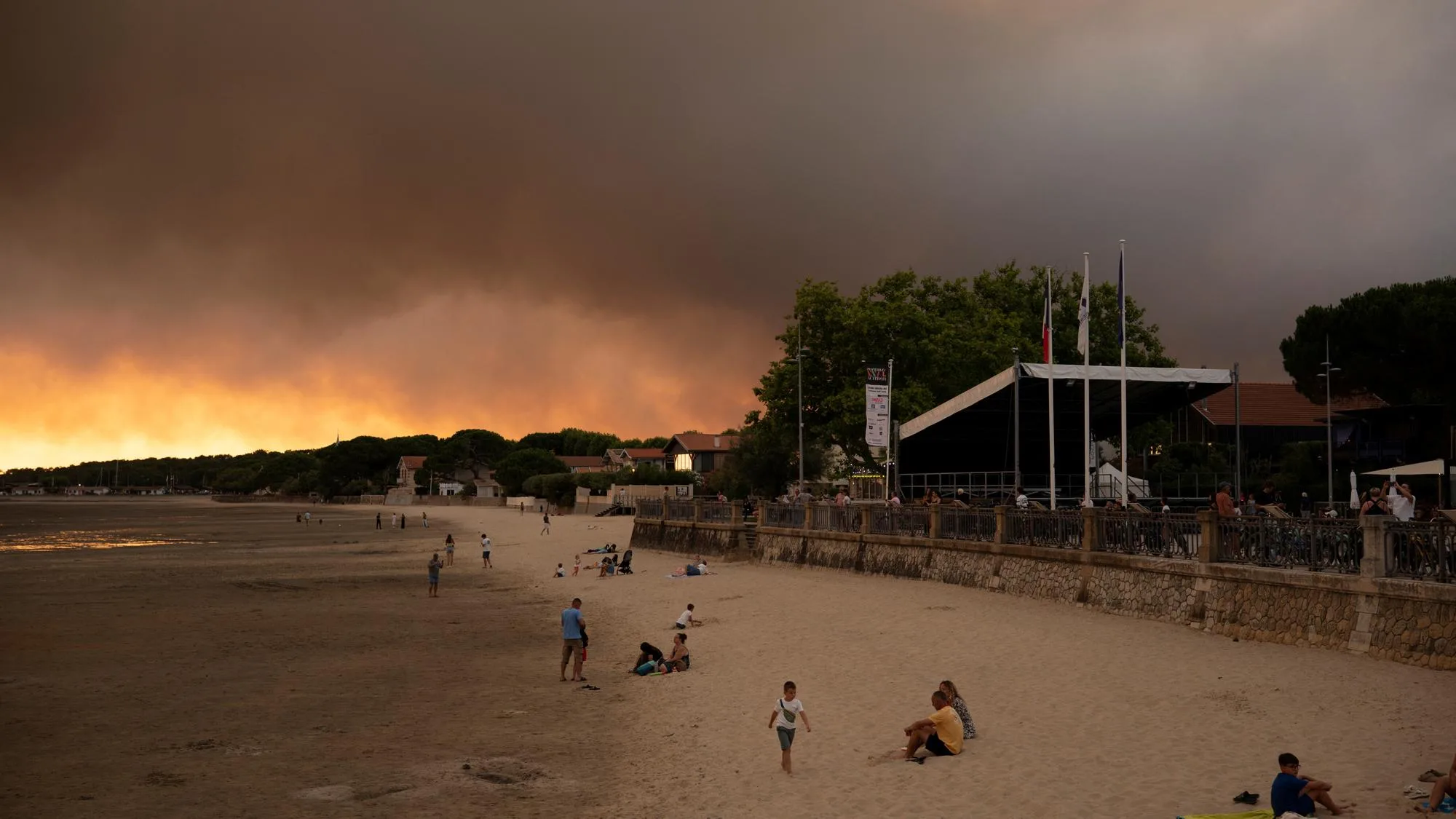INCENDIE EN GIRONDE : COMMENT LES AUTORITÉS ONT ÉVACUÉ DES DIZAINES DE MILLIERS DE PERSONNES