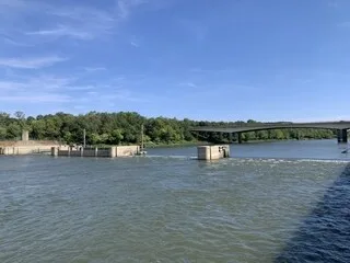 « JE N’AI JAMAIS VU LA MAINE À CE NIVEAU » : UN CÂBLE LÂCHE SUR UN BARRAGE À ANGERS, LA RIVIÈRE FILE VERS LA LOIRE