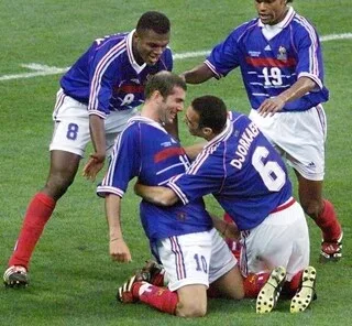 ZINÉDINE ZIDANE NOUVEAU SÉLECTIONNEUR DES BLEUS : CINQ MOMENTS QUI ONT FAIT LA LÉGENDE DE ZIZOU EN ÉQUIPE DE FRANCE