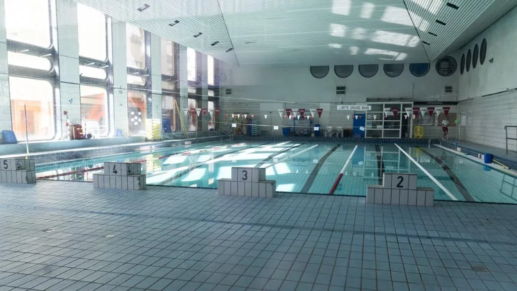 AVEC LA CANICULE, LA FERMETURE DES PISCINES PUBLIQUES DEVIENT PLUS POLITIQUE QUE JAMAIS