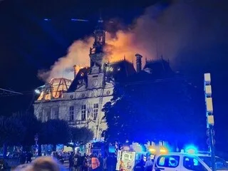 MANIFESTATIONS DU 17 OCTOBRE : RAVAGÉ PAR LES FLAMMES, L’HÔTEL DE VILLE DE LIMOGES EST « EN GRANDE PARTIE PERDU »