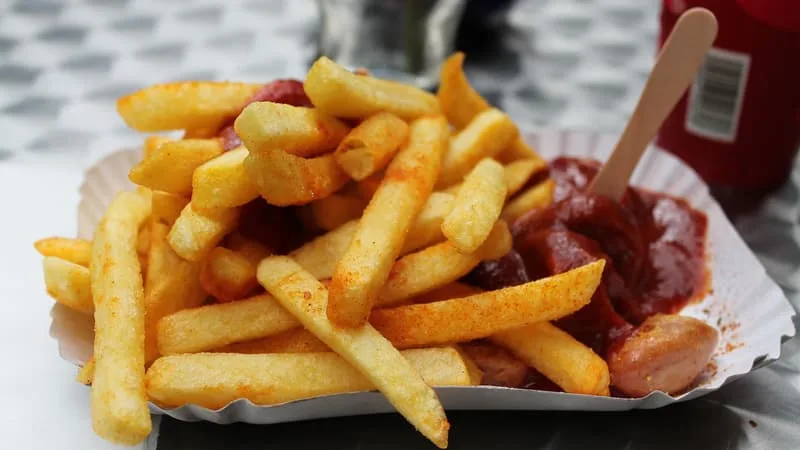 JUGÉES POLLUANTES PAR L’UE, LES FRITES ACCOMPAGNANT LE TRADITIONNEL CURRYWURST NE SERONT BIENTÔT PLUS PROPOSÉES DANS LES TRAINS ALLEMANDS