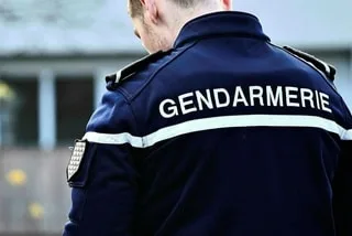 « JE ME SUIS VUE MOURIR » : UNE ÉLEVEUSE BRÛLÉE AU VISAGE PAR LES ACHETEURS LORS D’UNE VENTE DE PONEY EN MAYENNE