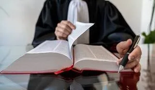 POURQUOI PARLE-T-ON DE « BARREAU » OU ENCORE DE « BÂTONNIER » CHEZ LES AVOCATS ?