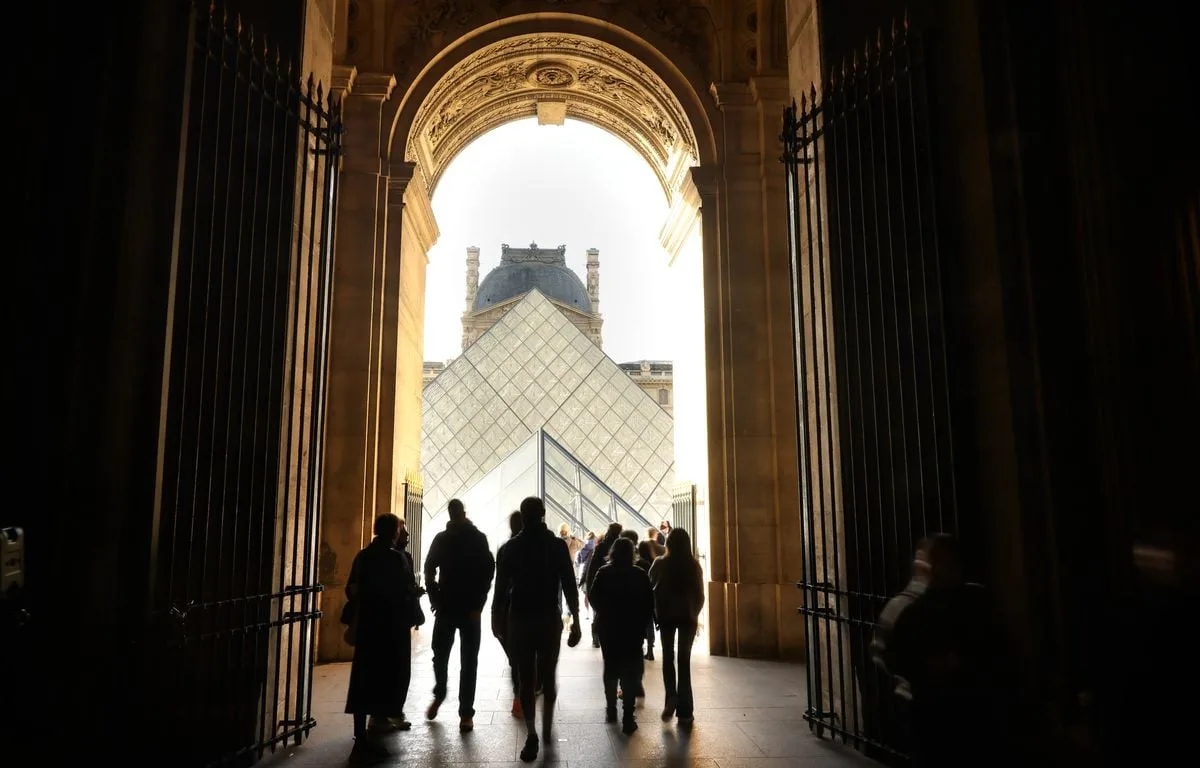 PEINTURES VOLÉES, OBJETS CONTREFAITS… QUI SONT LES ENQUÊTEURS QUI RECHERCHENT LES ŒUVRES D’ART COMME CELLES DU LOUVRE ?