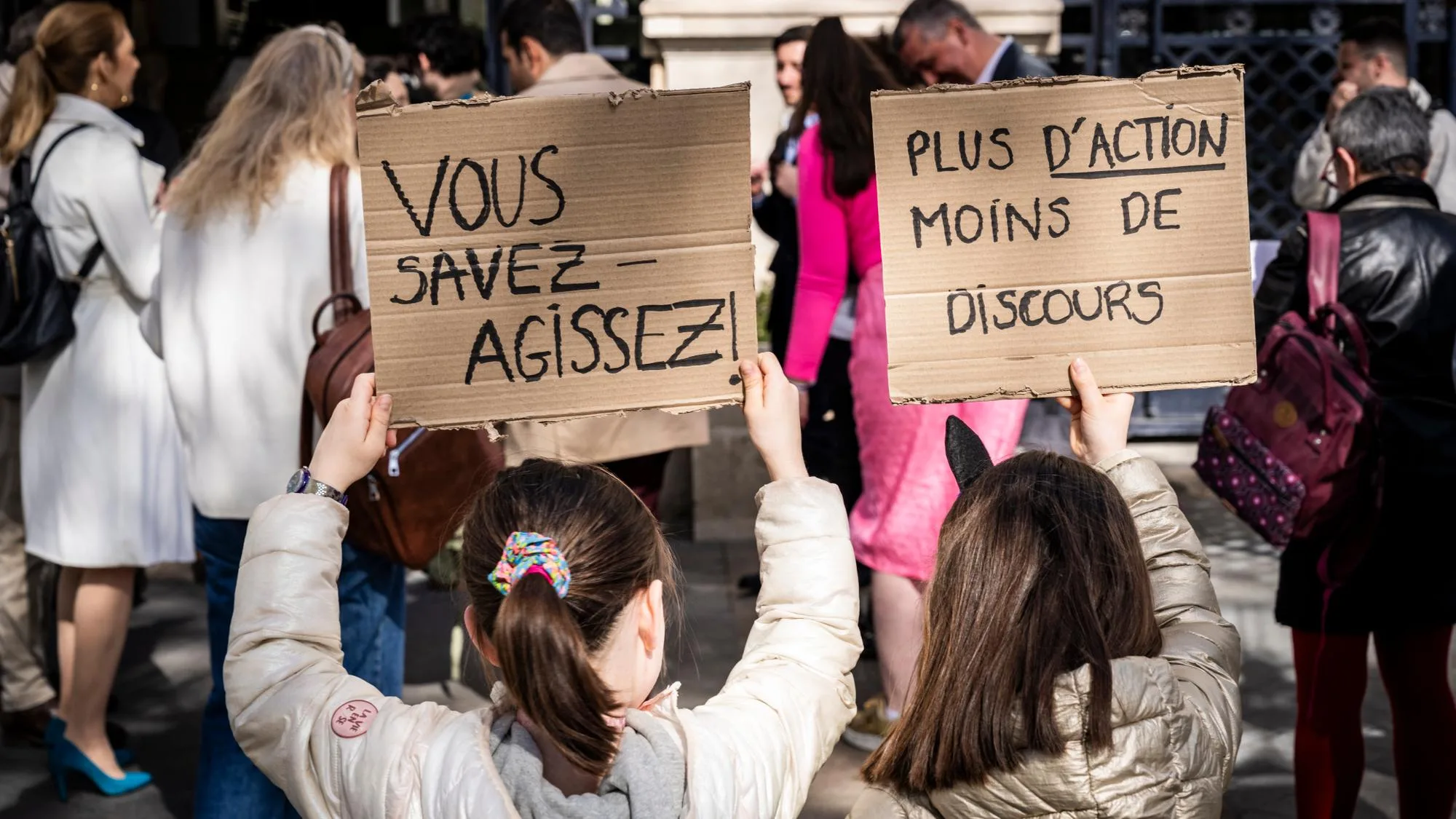DU PÉRISCOLAIRE À LA DISPARITION DE LYHANNA, LA PROTECTION DE L’ENFANT VA-T-ELLE ENFIN S’IMPOSER DANS LE DÉBAT PRÉSIDENTIEL ?