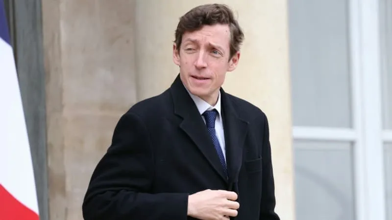 MORT DE LYHANNA: EDOUARD GEFFRAY EXPLIQUE QUE JÉRÔME BARELLA AVAIT ÉTÉ SUSPENDU « IL Y A CINQ ANS » POUR UNE « RELATION PAR SMS AVEC UNE ÉLÈVE »