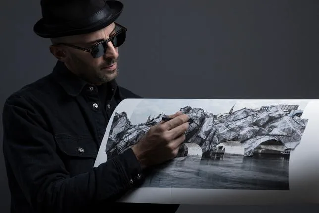 RENCONTRE AVEC JR, LE STREET-ARTISTE QUI “NE TIENT PAS EN PLACE” ET QUI A EMBALLÉ LE PONT-NEUF