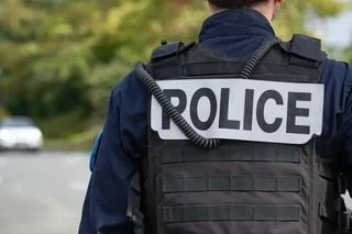 TIRS DANS UN COLLÈGE D’AUBAGNE : UN DEUXIÈME MINEUR INTERPELLÉ, SOUPÇONNÉ D’AVOIR EU DES LIENS AVEC LE SUSPECT DE 14 ANS