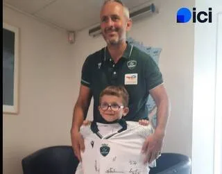 TOP 14. SES LARMES ONT ÉMU LA FRANCE DU RUGBY, PAU OFFRE UN MAILLOT AU JEUNE SUPPORTER