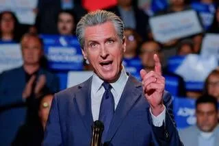 ÉTATS-UNIS : LE GOUVERNEUR DE CALIFORNIE GAVIN NEWSOM REJOINT LA LISTE DES ENNEMIS DE DONALD TRUMP… ET EN TIRE PARTI