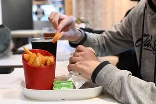 « PLUS DE NOURRITURE, MOINS DE SERVICE » : POURQUOI LA RESTAURATION RAPIDE S’INSTALLE DÉSORMAIS PARTOUT EN FRANCE
