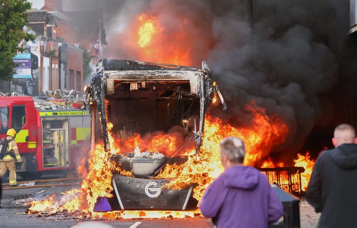 IRLANDE DU NORD : ATTAQUE AU COUTEAU, VIDÉO, VIOLENCES ANTI-IMMIGRÉS… LE POINT SUR LES ÉMEUTES À BELFAST