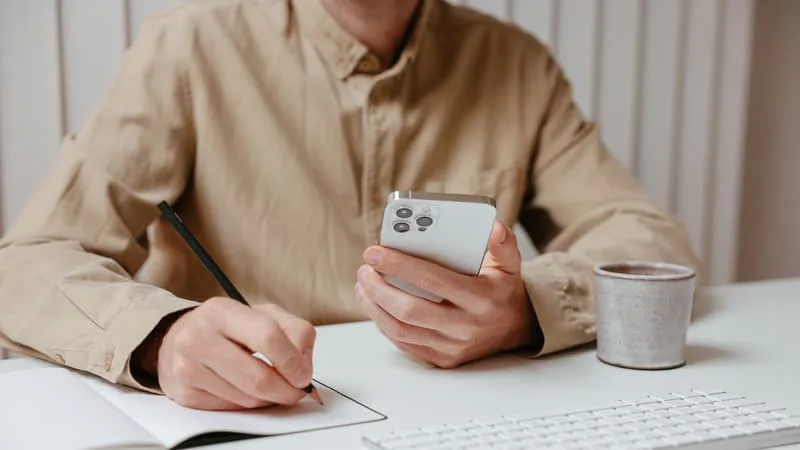 IL ENVOIE DES SMS À SA FEMME ENCEINTE ET SE FAIT VIRER: AU TRAVAIL, LE SMARTPHONE PERSO DEVIENT ENVAHISSANT ET REND FOU LES DIRIGEANTS, CERTAINS VEULENT L’INTERDIRE, D’AUTRES Y VOIT UN AVANTAGE