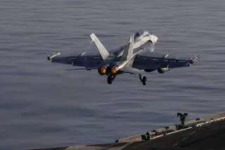 DEUX AVIONS ENTRENT EN COLLISION LORS D’UN SALON AÉRIEN AUX ÉTATS-UNIS