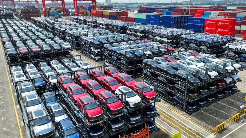 L’EUROPE VA RÉDUIRE DE MOITIÉ LES VOITURES HYBRIDES VENUES DE CHINE, MAIS LES CONSTRUCTEURS CHINOIS AFFICHENT LEUR FLEGME (ILS ONT DE TOUTE FAÇON PRÉVU DE PRODUIRE BIENTÔT SUR SOL EUROPÉEN)