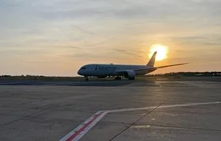 L’ÉQUIPAGE TOMBE SOUDAINEMENT MALADE APRÈS LE SURVOL DES INCENDIES EN FRANCE, UN BOEING DÉROUTÉ EN URGENCE