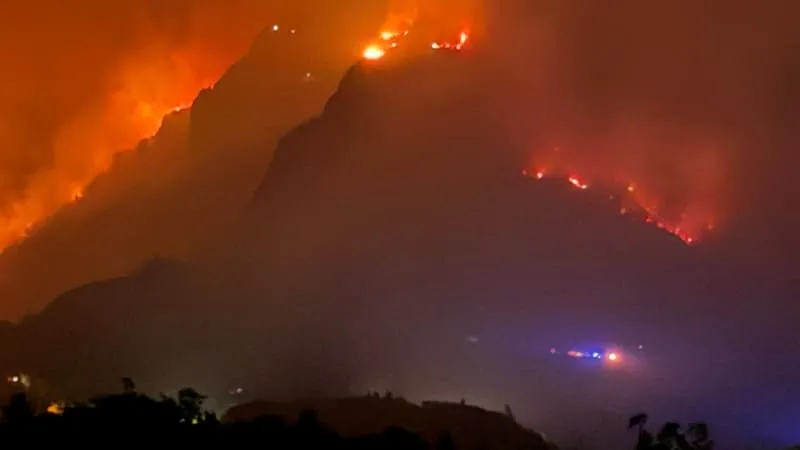 INCENDIE DANS LES HAUTES-ALPES: LE FEU DU BOIS NOIR PROGRESSE, AU MOINS 400 HECTARES BRÛLÉS