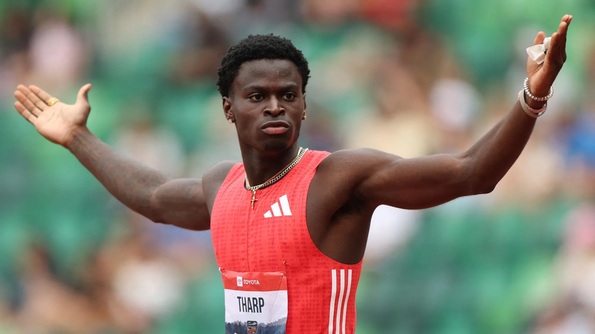 ATHLÉTISME : LE RECORD DU MONDE DE 110 MÈTRES HAIES BATTU PAR L’ÉTUDIANT AMÉRICAIN JA’KOBE THARP