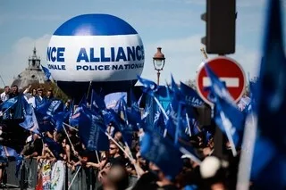 MOUVEMENT LYCÉEN : LE SYNDICAT DE POLICE ALLIANCE PORTE PLAINTE CONTRE L’ÉTAT POUR « MISE EN DANGER DE LA VIE D’AUTRUI »