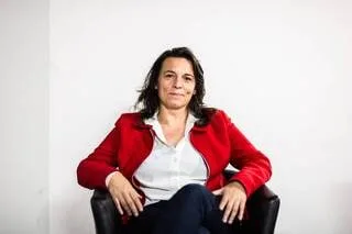 « GESTE SANS ÉQUIVOQUE » OU AGACEMENT… CETTE ÉLUE DE PERPIGNAN A-T-ELLE FAIT UN SALUT NAZI AU CONSEIL MUNICIPAL ?
