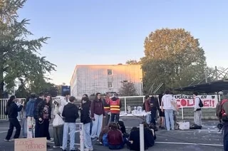 MOBILISATION LYCÉENNE. « LE DERNIER VILLAGE GAULOIS » : CE LYCÉE DE VENDÉE EST LE DERNIER À POURSUIVRE UN BLOCUS