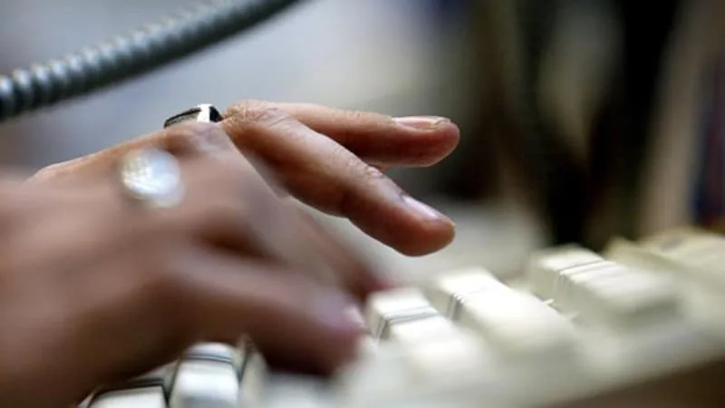 ELLE EST LICENCIÉE POUR FAUTE GRAVE CAR ELLE A PORTÉ ATTEINTE À UN COLLABORATEUR MAIS ELLE ÉTAIT ENCEINTE: LA COUR DE CASSATION ANNULE LE LICENCIEMENT (L’EMPLOYEUR NE DEVAIT PAS MENTIONNER LA GROSSESSE DANS SA LETTRE)