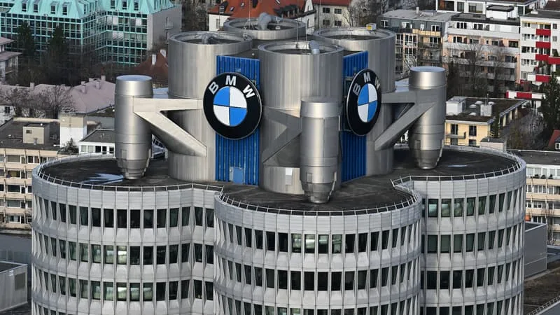 LA SAIGNÉE SE POURSUIT DANS L’INDUSTRIE AUTOMOBILE ALLEMANDE: APRÈS VOLKSWAGEN ET MERCEDES-BENZ, LE CONSTRUCTEUR BMW PRÉVOIT À SON TOUR 8.000 SUPPRESSIONS DE POSTES D’ICI FIN 2027