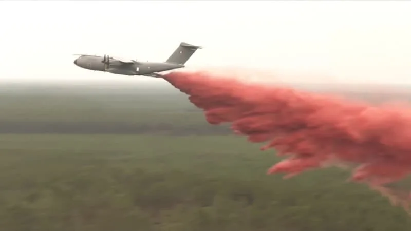 INCENDIE EN GIRONDE: L’AVION MILITAIRE A400M A RÉALISÉ SON PREMIER LARGAGE