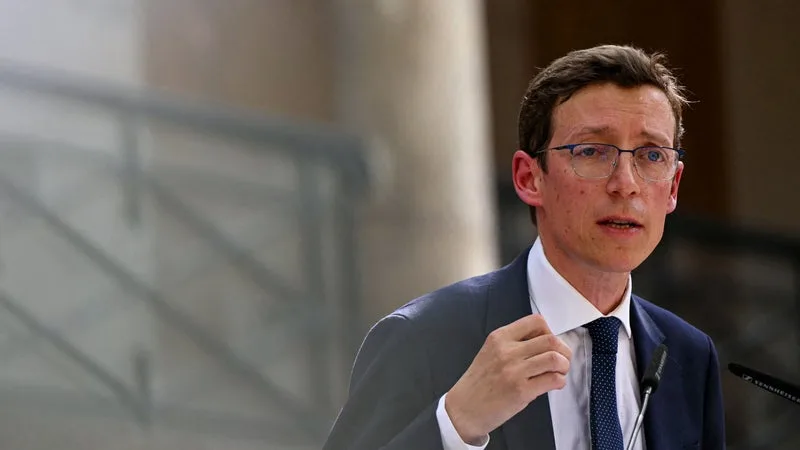 « AUCUNE VIOLENCE NE RESTERA SANS RÉPONSE »: LE MINISTRE ÉDOUARD GEFFRAY CONDAMNE LES MENACES ADRESSÉES AUX ENSEIGNANTS ET PERSONNELS DE L’ÉDUCATION NATIONALE